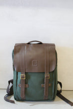 Carregar imagem no visualizador da galeria, Mochila Verde Militar Sawas Premium em Lona e Couro