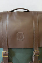 Carregar imagem no visualizador da galeria, Mochila Verde Militar Sawas Premium em Lona e Couro