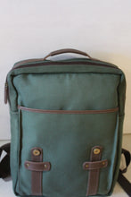 Carregar imagem no visualizador da galeria, Mochila Verde Militar Sawas Premium em Lona e Couro