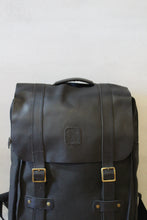 Carregar imagem no visualizador da galeria, Mochila Verde Militar Sawas Premium em Lona e Couro