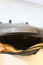 Carregar imagem no visualizador da galeria, Mochila Verde Militar Sawas Premium em Lona e Couro