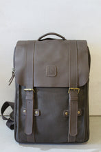 Carregar imagem no visualizador da galeria, Mochila Verde Militar Sawas Premium em Lona e Couro