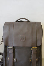 Carregar imagem no visualizador da galeria, Mochila Verde Militar Sawas Premium em Lona e Couro