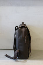 Carregar imagem no visualizador da galeria, Mochila Verde Militar Sawas Premium em Lona e Couro