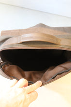 Carregar imagem no visualizador da galeria, Mochila Verde Militar Sawas Premium em Lona e Couro