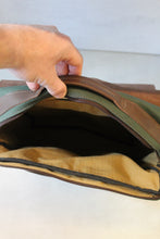 Carregar imagem no visualizador da galeria, Mochila Preta Sawas Premium em Lona e Couro
