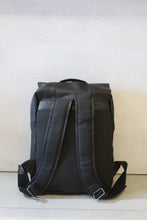 Carregar imagem no visualizador da galeria, Mochila Preta Sawas Premium em Lona e Couro
