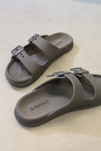 Carregar imagem no visualizador da galeria, Sandália Cinza Sawas Road

